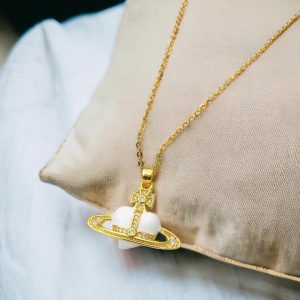 Collar dorado acero inoxidable corazón Saturno