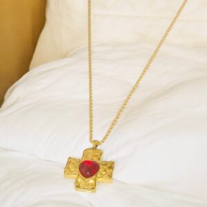 Collar dorado acero inoxidable cruz piedra roja