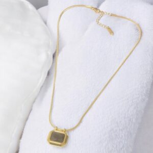 Collar dorado acero inoxidable piedra negra