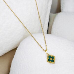 Collar dorado acero inoxidable trebol
