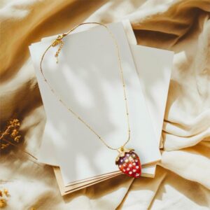 Collar dorado acero inoxidable fresa roja