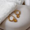 Aretes dorados chicos acero inoxidable corazón