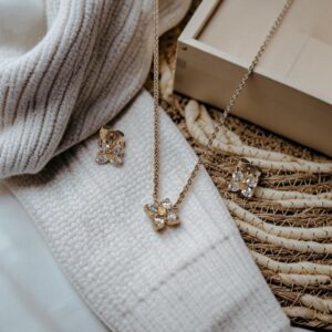 Conjunto dorado acero inoxidable trebol